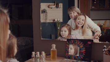 grand-mère, Jeune fille et peu petite fille dépenser temps étreindre, souriant, en riant dans de face de le miroir. mères. vif émotions. le récit de un content famille. une lot de cadres pour édition. video