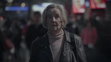 infelice riflessivo vecchio femmina persona ansioso e solitario video