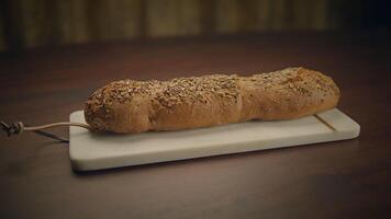 biologisch geheel graan brood Aan keuken tafel klaar voor aan het eten video