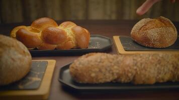 sabroso delicioso un pan pan recién horneado hecho en casa video