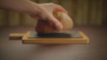 frisch gebacken organisch Brot auf hölzern Tabelle Hintergrund video