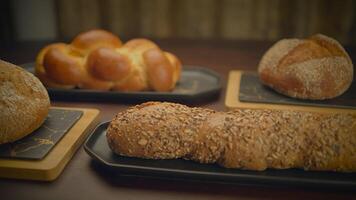 vers gebakken biologisch brood Aan houten tafel achtergrond video