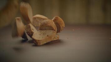 vers gebakken biologisch brood Aan houten tafel achtergrond video