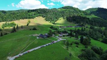 aérien vue de cabane zbojska dans la slovaquie video