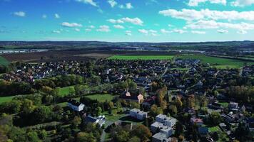 antenne in een baan om de aarde visie van dorp met kasteel in Tsjechië video