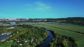 antenn kretsande se radotin bro och vltava flod i prag czechia video