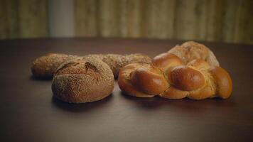 biologisch geheel graan brood Aan keuken tafel klaar voor aan het eten video
