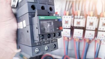 reemplazo de el magnético contactor conjunto en el máquina controlar panel, el concepto de reparando eléctrico control S en máquinas por reemplazando partes. foto