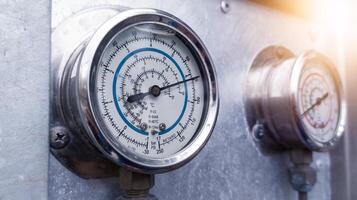 alto bajo presión medidores montado en el plato .medición instrumentos para refrigerante presión control. industrial medición. foto