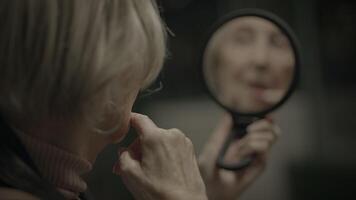 bezorgd ouderen vrouw aan het wachten angstig Bij treinstation voor vriend video