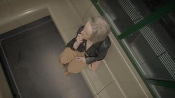 orolig äldre kvinna väntar angelägen på tågstation för vän video