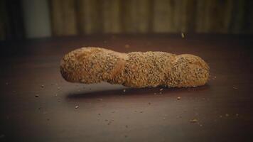 vers gebakken biologisch brood Aan houten tafel achtergrond video