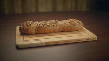 vers gebakken biologisch brood Aan houten tafel achtergrond video