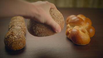 gustoso delizioso pane pagnotta appena al forno fatti in casa video