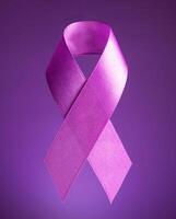 mundo cáncer día. púrpura cinta en un púrpura antecedentes. contra el cáncer cinta. foto