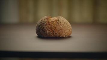 vers gebakken biologisch brood Aan houten tafel achtergrond video