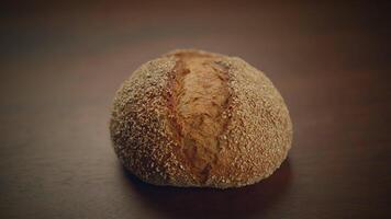 frisch gebacken organisch Brot auf hölzern Tabelle Hintergrund video