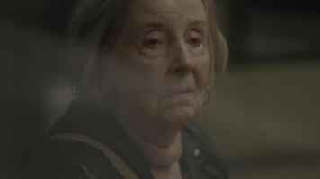 infelice riflessivo vecchio femmina persona ansioso e solitario video
