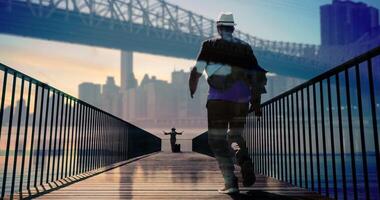 uma homem e uma mulher caminhando juntos ao ar livre em ponte estrada video