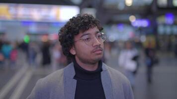 Kopfschuss von indisch Mann mit Brille pendeln im Zug Bahnhof video