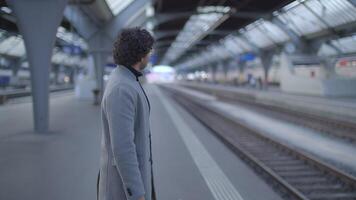 colpo alla testa di indiano uomo con bicchieri pendolarismo nel treno stazione video