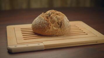 vers gebakken biologisch brood Aan houten tafel achtergrond video