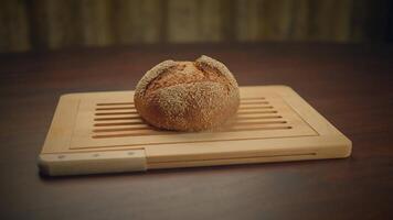 färsk bakad organisk bröd på trä- tabell bakgrund video