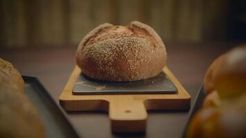fresco cozido orgânico pão em de madeira mesa fundo video