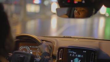 joven africano mujer conducción coche en urbano ciudad calle desplazamientos video