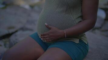 Jeune Enceinte femme relaxant dans la nature à rivière dans maternité vacances video