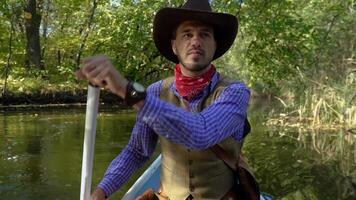 vaquero en un canoa flotadores en el río en el bosque. histórico reconstrucción de vida en el salvaje Oeste de America foto