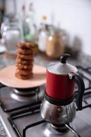 recién preparado galletas en el cocina, servido en un plato siguiente a un café fabricante. foto