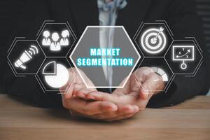 mercado segmentación concepto, mujer de negocios mano participación mercado segmentación icono en virtual pantalla. foto