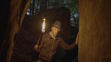 ung manlig person ensam på skrämmande natt äventyr med flammande ficklampa ljus video