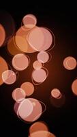 verticaal video - abstract retro bokeh achtergrond met bruin, oranje en beige bollen en ring kronkels. deze wijnoogst stijl beweging achtergrond animatie is vol hd en een naadloos lus.