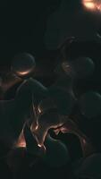 verticale vidéo - foncé abstrait liquide mouvement Contexte animation avec écoulement d'or lumière et biologique gouttes. video