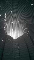 verticale vidéo - intérieur de une brillant futuriste tunnel. video