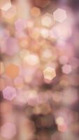 verticaal video - abstract bokeh achtergrond animatie met voorzichtig flikkeren onscherp warm gouden bokeh licht zeshoeken. deze elegant beweging achtergrond is vol hd en een naadloos lus.