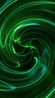verticaal video - een wervelende spiraal van groen energie licht balken en exploderend deeltjes. vol hd en looping abstract beweging achtergrond animatie.
