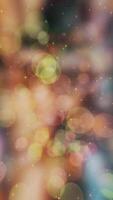 verticale video - colorato bokeh sfere sfondo animazione con brillante luccicante d'oro stelle. Questo festivo Natale sfondo è pieno HD e un' senza soluzione di continuità ciclo continuo.