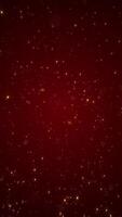 verticaal video - glimmend fonkelend gouden sterren en bokeh deeltjes Aan een donker rood verloop. deze elegant luxe achtergrond is vol hd en een naadloos lus.