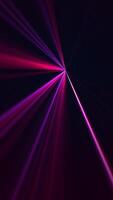 verticale vidéo - haute la vitesse laser lumière spectacle sur noir Contexte avec clignotant néon coloré laser poutres. cette la musique performance vie nocturne Contexte animation est plein HD et une sans couture boucle. video