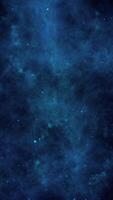 vertikal video - blå yttre Plats bakgrund med gasformig moln, stjärnor och Plats damm.