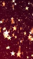 vertical vídeo - brillante dorado estrellas y reluciente oro estrella partículas en un elegante rojo degradado antecedentes. esta lujo ostentoso animación es adecuado como un premios ceremonia o talento espectáculo antecedentes. video