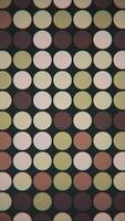 Vertikale Video - - modisch retro 1970er Jahre geometrisch Hintergrund mit bunt blinkend Kreise im Jahrgang Farben - - braun, Beige und grün. diese stilvoll Bewegung Hintergrund Animation ist hd und ein nahtlos Schleife