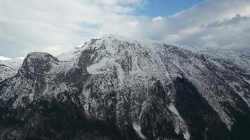 visie een mooi berg reeks met sneeuw gedurende winter. berg voor alpine klimmers. avontuurlijk levensstijl. video