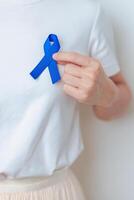 marzo colorrectal cáncer conciencia mes, médico con oscuro azul cinta para secundario personas vivo y enfermedad. cuidado de la salud, esperanza y mundo cáncer día concepto foto