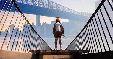 insouciant Jeune africain femme en marchant sur pont profiter la vie à l'extérieur video
