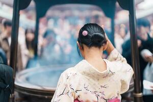 turistas visitar sensoji templo o asakusa Kannon templo es un budista templo situado en asakusa. punto de referencia y popular para turista atracción y viaje destino en tokio, Japón y Asia concepto foto