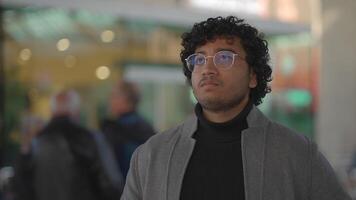 Lebensstil Porträt von jung Mann mit schwarz lockig Haar Innerhalb Zug Bahnhof video